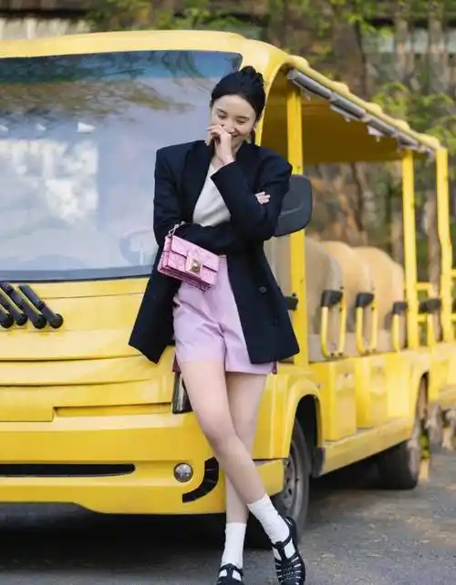 42岁宋佳西装搭配短裤秀大长腿,直接坐在观光车上凹造型_粉色_衬衫