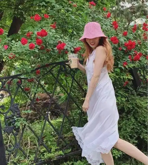 泫雅难得一见的淑女风,却被网友吐槽是穿着睡裙?_颜色_一身_时尚