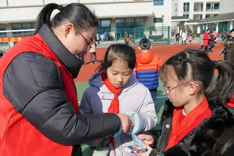 写美篇2018年12月28日, 报慈小学举行迎新年献爱心学生义卖活动