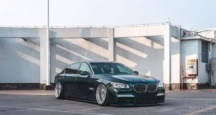 一位发烧友的宝马740li爆改作业高清多图供大家欣赏