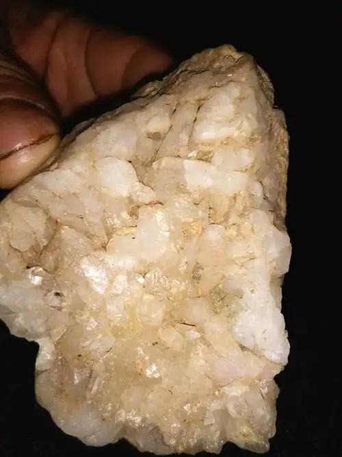 请大家帮我看下这是钻石原石吗