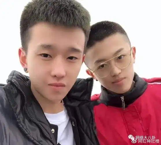 看见院子里停着猛禽,牧马人等等,因此还担心会不会被小伊伊父母呵一顿