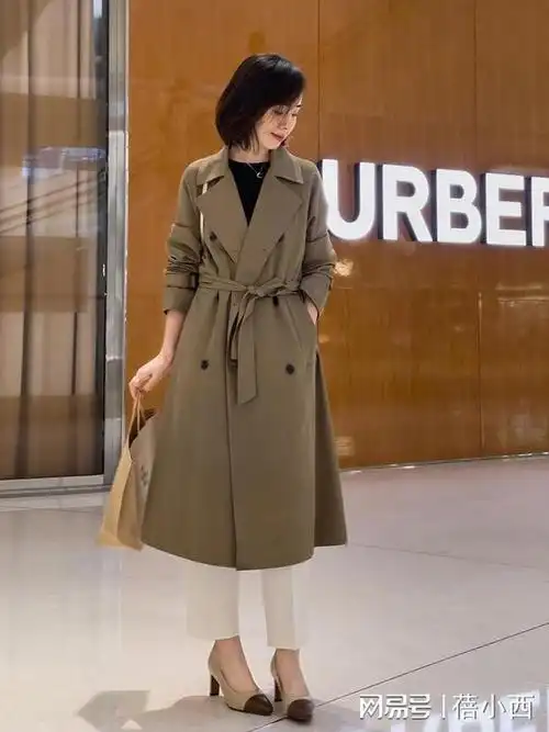 春天穿风衣搭配小白裤和半身裙时髦又优雅