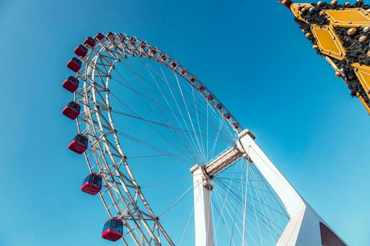 国内最美的七个摩天轮,一,广州塔摩天轮位于484米高的广州塔塔顶,是