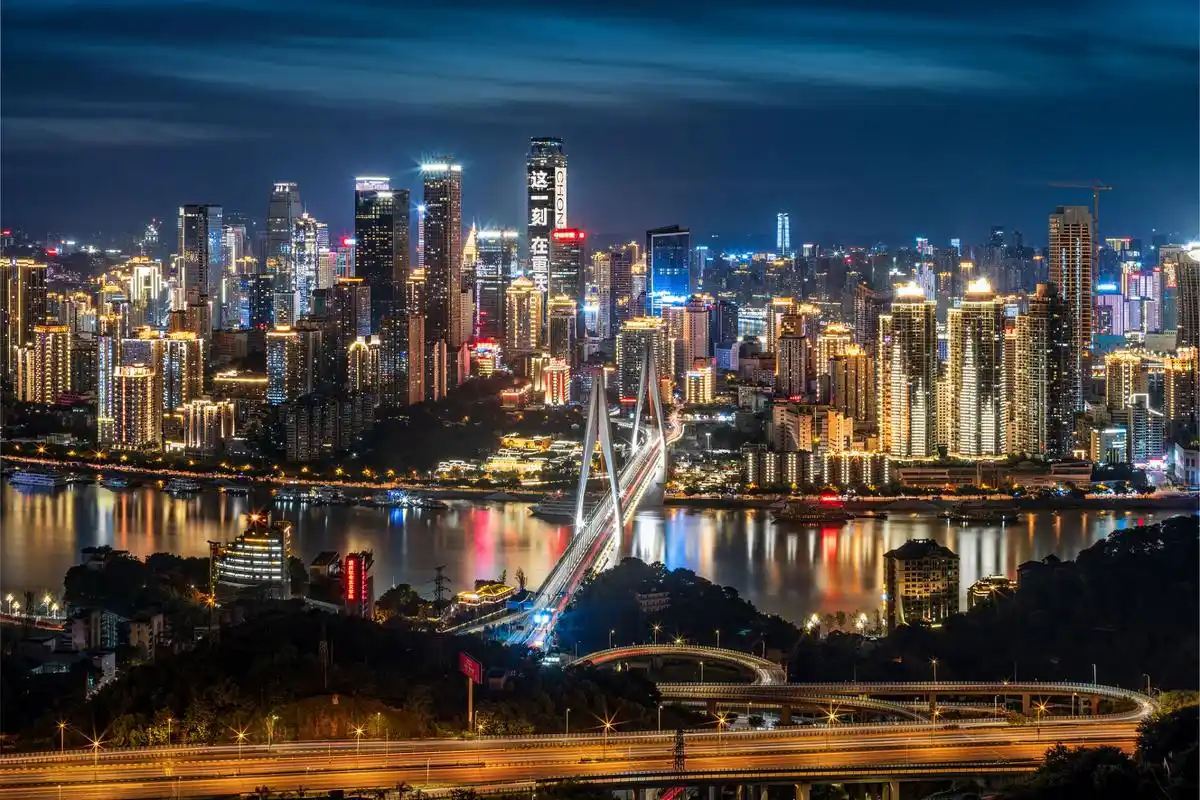 重庆的夜景开始闪耀78 坐在渝中区的山顶公园,俯瞰整个城市 江边的