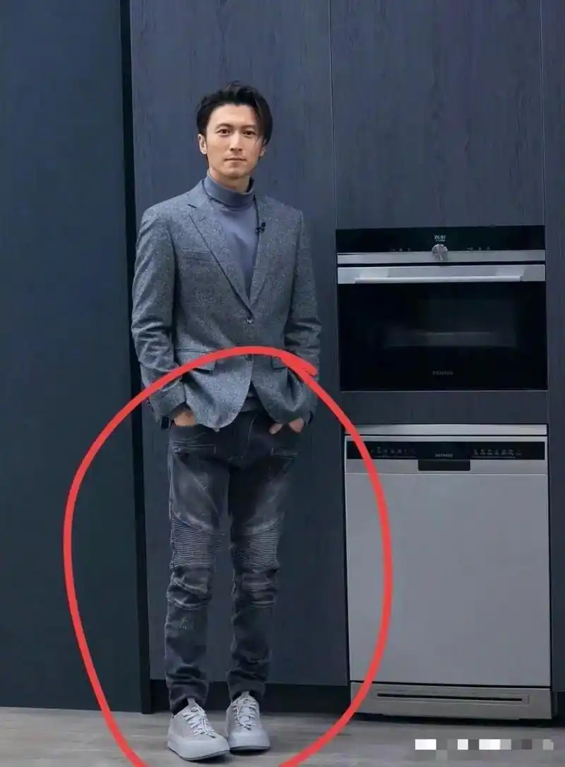 谢霆锋拍宣传照时内八字,好卡哇伊呀!