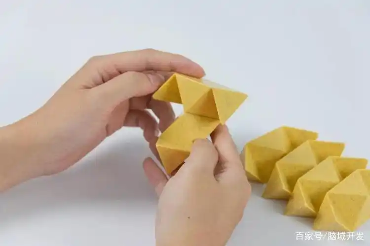 八角球孔明锁 先把拆出来的孔明锁摆放整齐