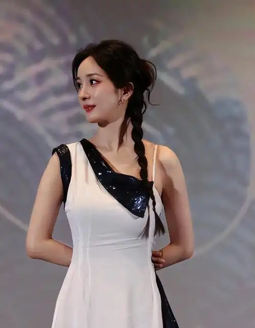 杨幂全球高定首穿照曝光再次点亮功夫熊猫4的首映之夜