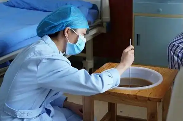 其实,中药熏洗的药物有很多,病人应该根据医师的处方和指导来进行熏洗