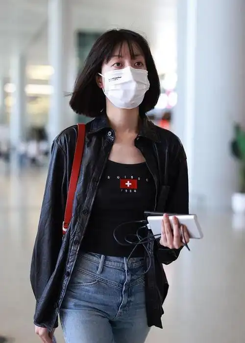 李溪芮穿紧身牛仔裤大秀美腿齐肩短发随风飘逸自带气场|李溪芮|紧身裤