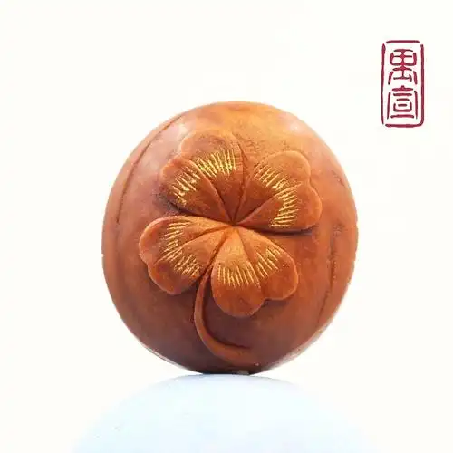 《幸运草》龙纹桃核雕刻
