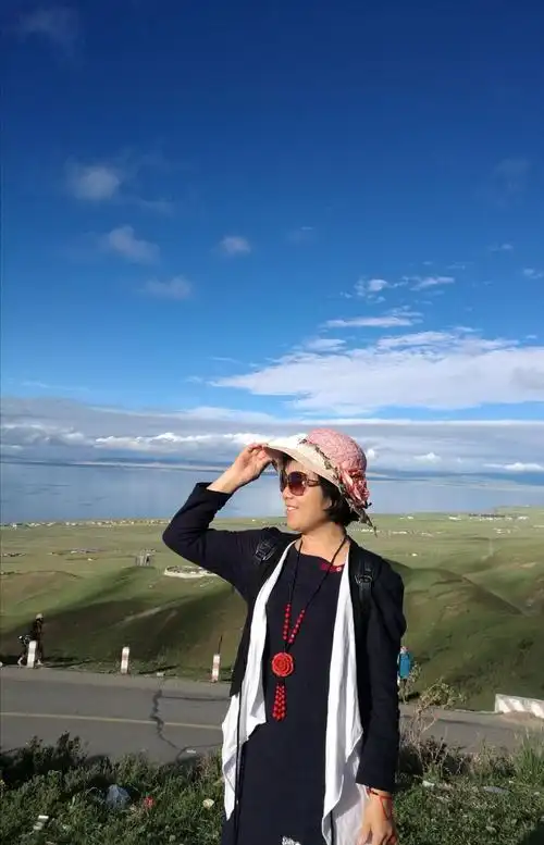 望着静静的湖面,笑看人生.活着真好!