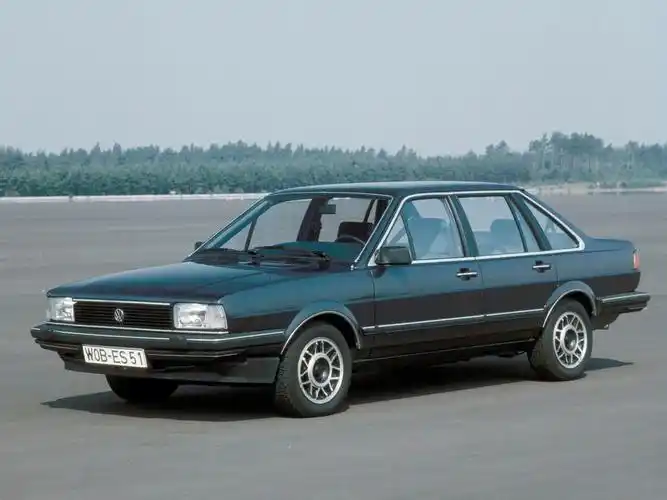 大众桑塔纳是德国大众于1983年推出的中型家用轿车,其原型车为大众