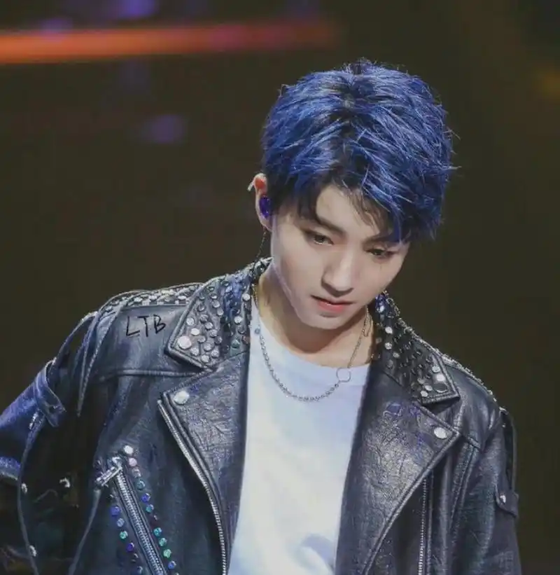 王俊凯唱了《水星记》,还染了蓝色头发,坐在舞台上唱歌的样子真的帅气