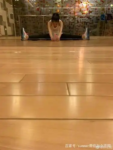 林心如高难度开腿拉筋