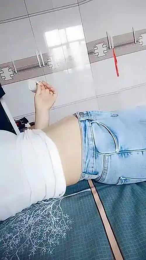 妹子吃饭撑的难受看肚子大的像怀孕还是放放气吧