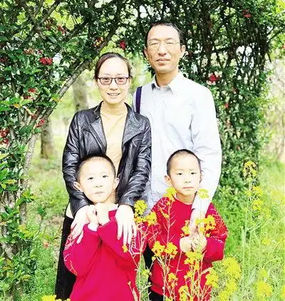 妻子王莹是十堰市生态环境局干部,有机化学专业硕士;丈夫胡玉是汉江
