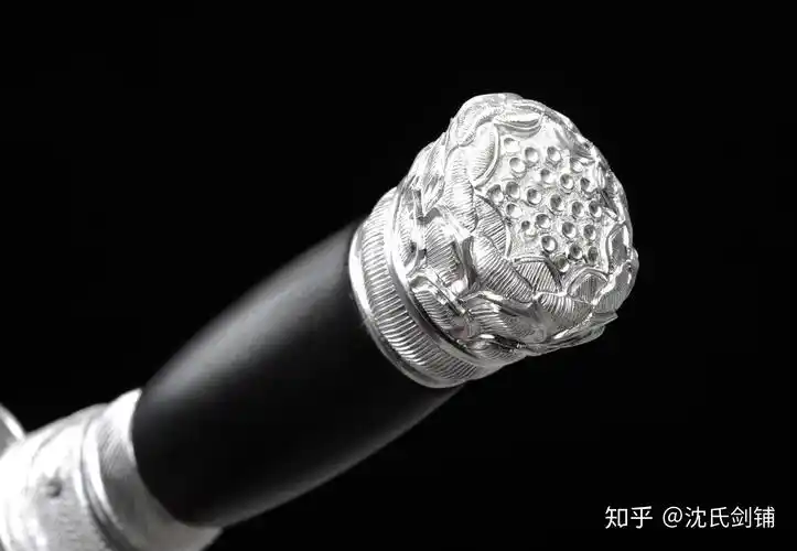 鱼肠剑,古代名剑,专诸置匕首于鱼腹中,以刺杀吴王僚,故称鱼肠剑,是为