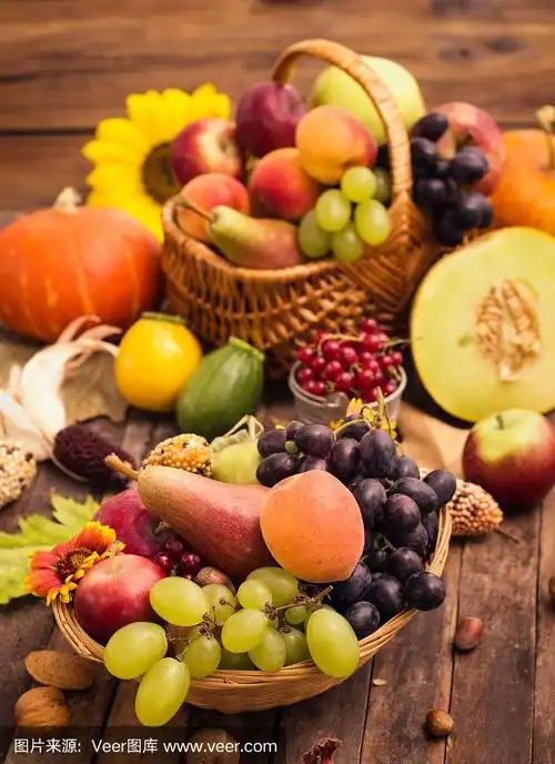 篮子里装着新鲜的秋天水果