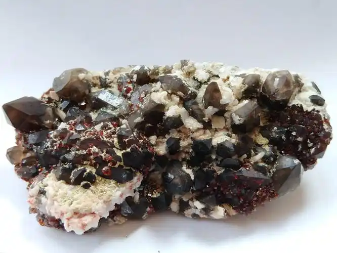 石榴石和茶色水晶茶晶烟晶长石共生矿物标本晶体晶簇宝石原石原矿