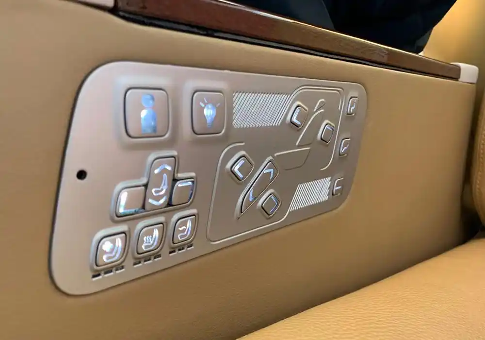 与现有复兴号动车商务座相比,智能高铁商务座增加了一些创新改变.