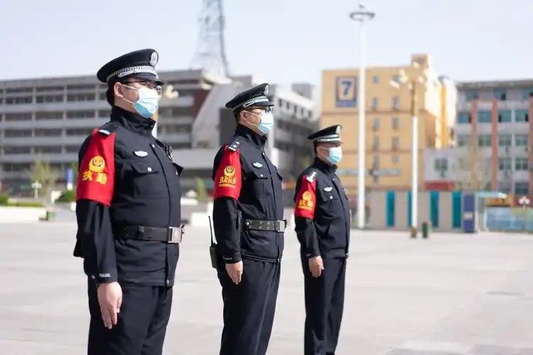 执勤民警在站岗执勤