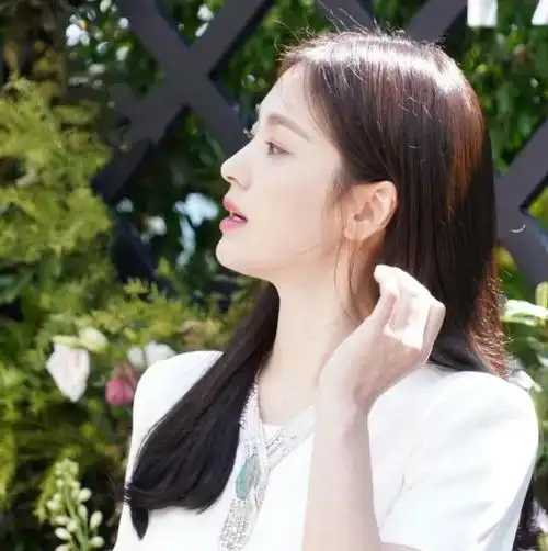 宋慧乔晒怼脸自拍视频:白衣牛仔裤好休闲,长发飘飘笑容甜美!