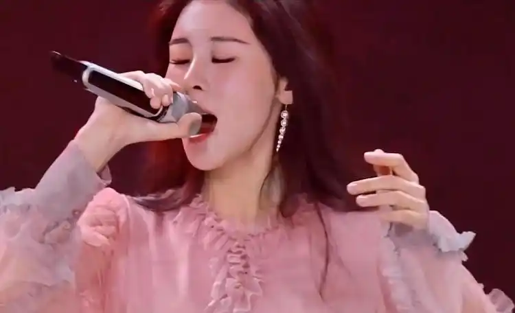 张碧晨:专业歌手唱歌从不笑场!腾格尔:来看看我,一开口打脸不