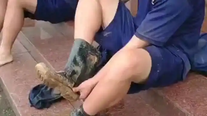 雨靴帅哥抗洪消防员脱雨靴赤脚