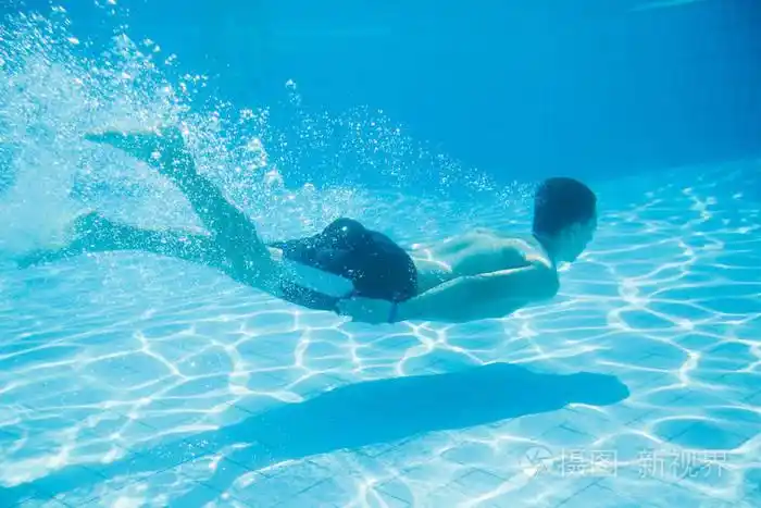水下游泳在游泳池里游泳的人照片-正版商用图片0e9cs6-摄图新视界