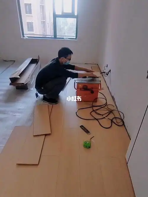 木地板现场安装视频