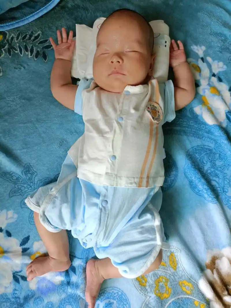 一个月零4天的宝宝