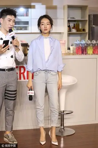 周冬雨acne studios蓝色衬衫字母t恤 牛仔裤cl尖头鞋清爽俏皮