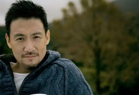 张学友61岁亮相,胡子拉碴似外国人,"嘲讽"刘嘉玲唱歌难听