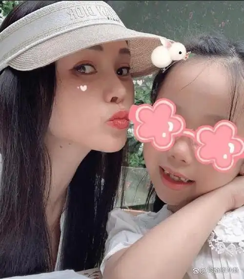 6月22日端午节,伊能静在个人社交平台分享了一组儿子哈利和女儿小米