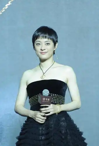 被孙俪惊艳t恤配西装裤手拿气球凹造型37岁硬是美成00后