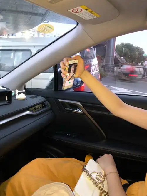 你们说,女人坐在副驾上自拍是不是超烦!