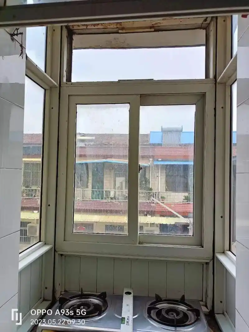 以前的老房子做的无烟灶台,用了几十年的换气扇,今天经过师傅的 - 抖