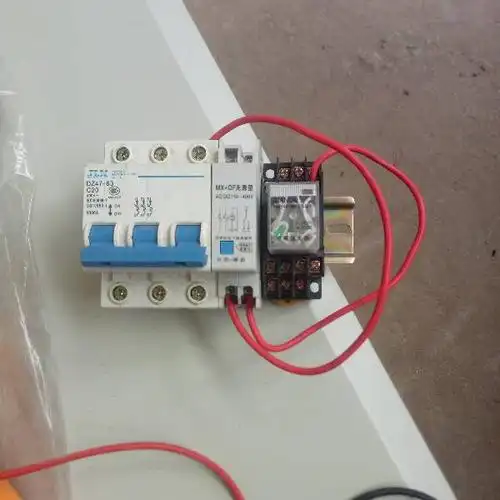 24v继电器接脱扣器是这样接的吗?在线等谢了师傅门