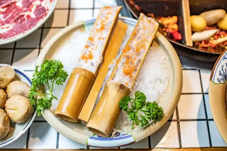 「鱼籽虾滑」据说是店内下单次数zui多的一道菜,卖相好,不管是清汤