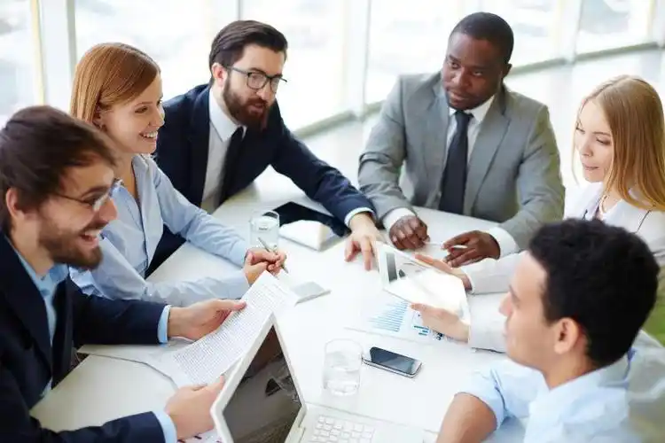 正在开会的六人商务团队