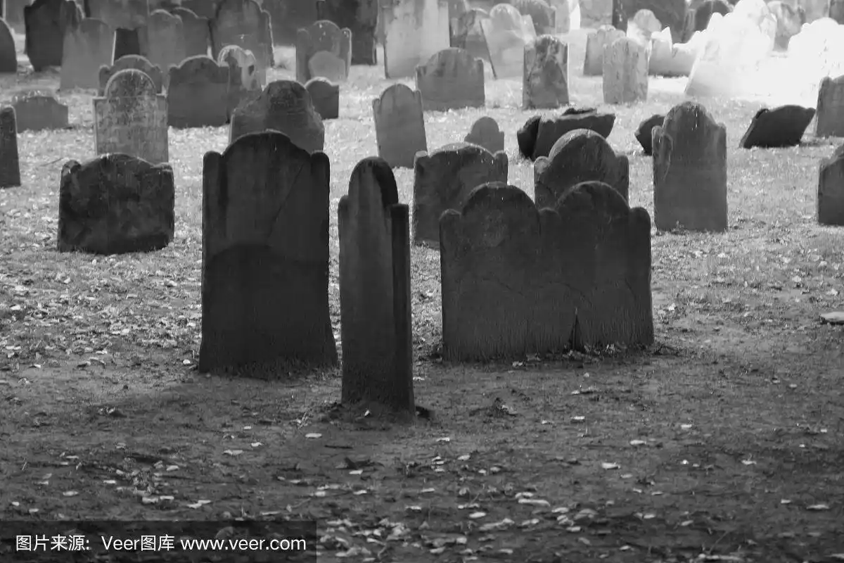 黑白的老墓地墓碑