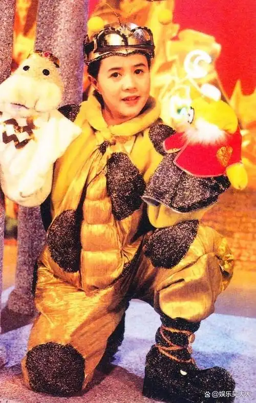 1999年,她在与王宁结婚11年后,年届33岁时迎来了一个女婴,这是两人