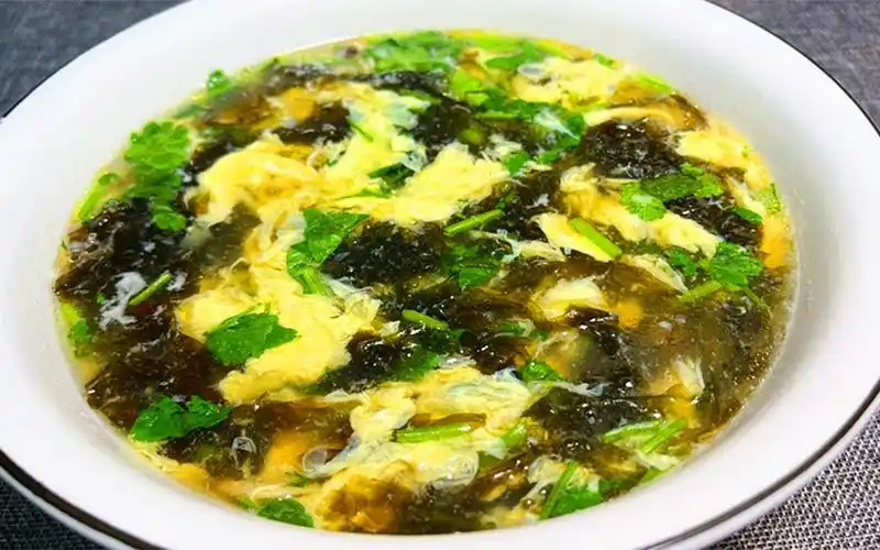 紫菜蛋花汤,先放紫菜还是先放鸡蛋,都不对,教你一招,汤鲜味美
