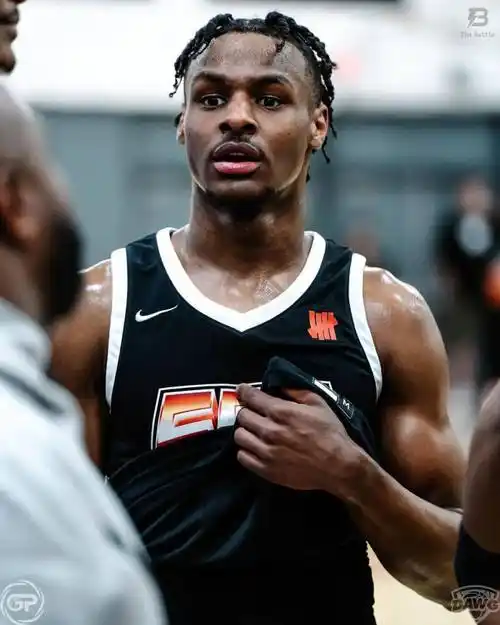 布朗尼最新帅图,神似mj!_乔丹_儿子_詹姆斯大