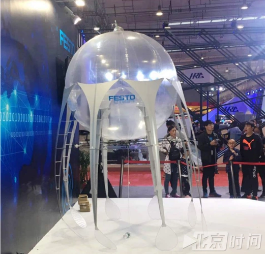 世界机器人大会最后一天 "熊孩子"抓坏了仿生水母机器人