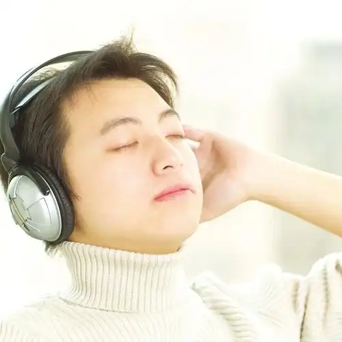 戴耳机听音乐的青年男性高清图片图片