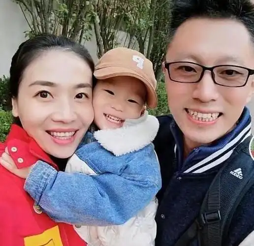 女排最年轻教练奶爸,恋爱长跑12年,娶最美队长,有望