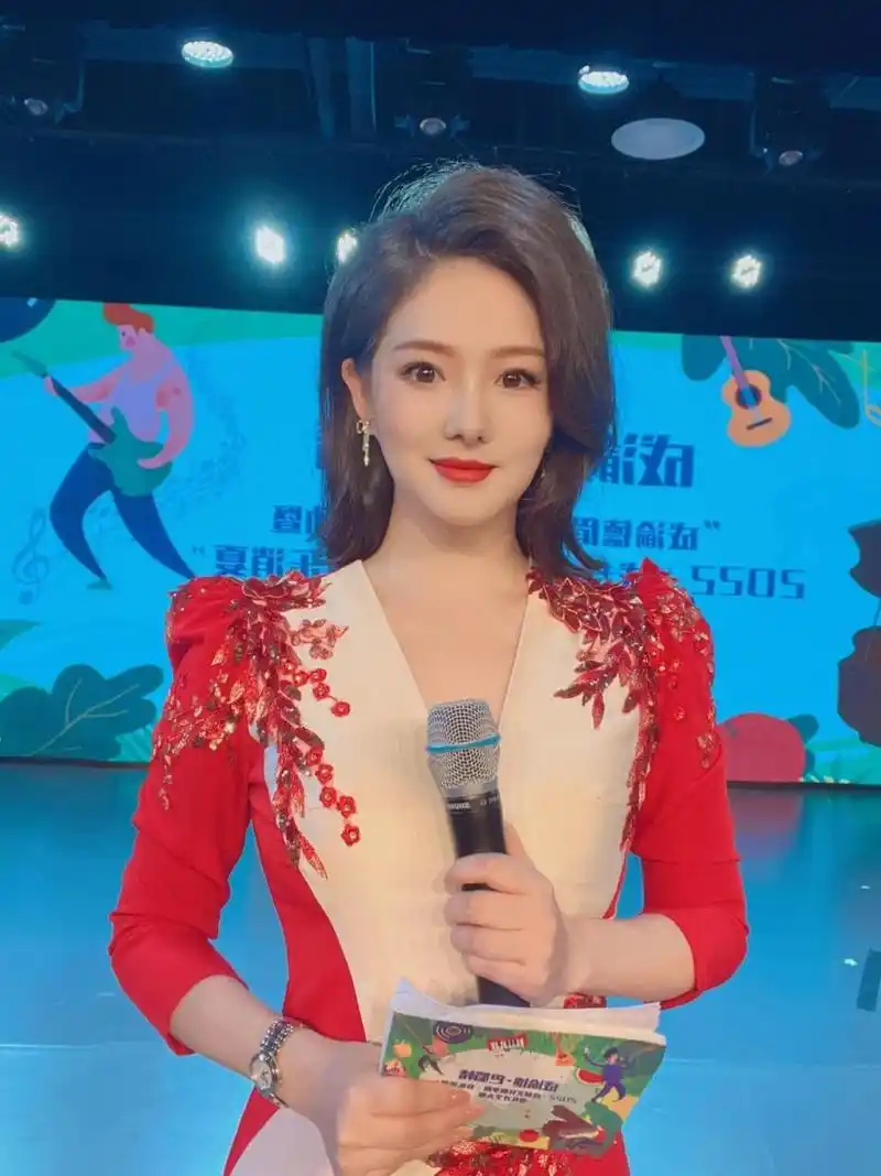 主持人的站姿与仪态 hi 新的一天,早安7715 今天和大家分享主持人