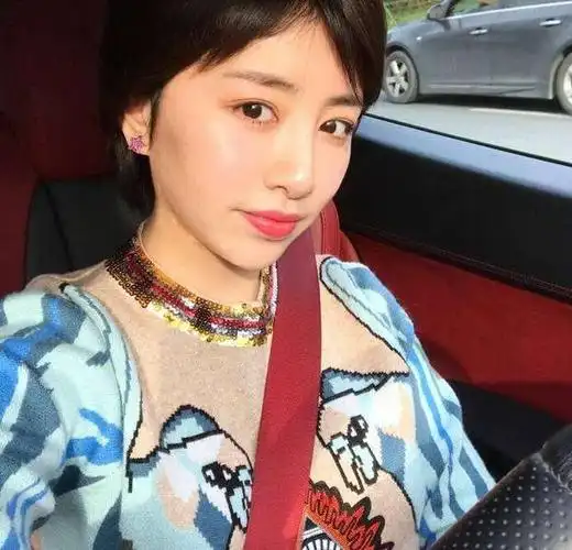 奥运冠军邹凯妻子晒照 靖国神社背景被批脑残